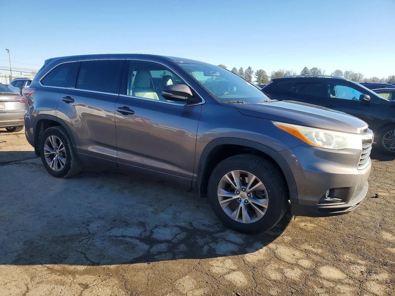 2014 TOYOTA HIGHLANDER LE photo 4