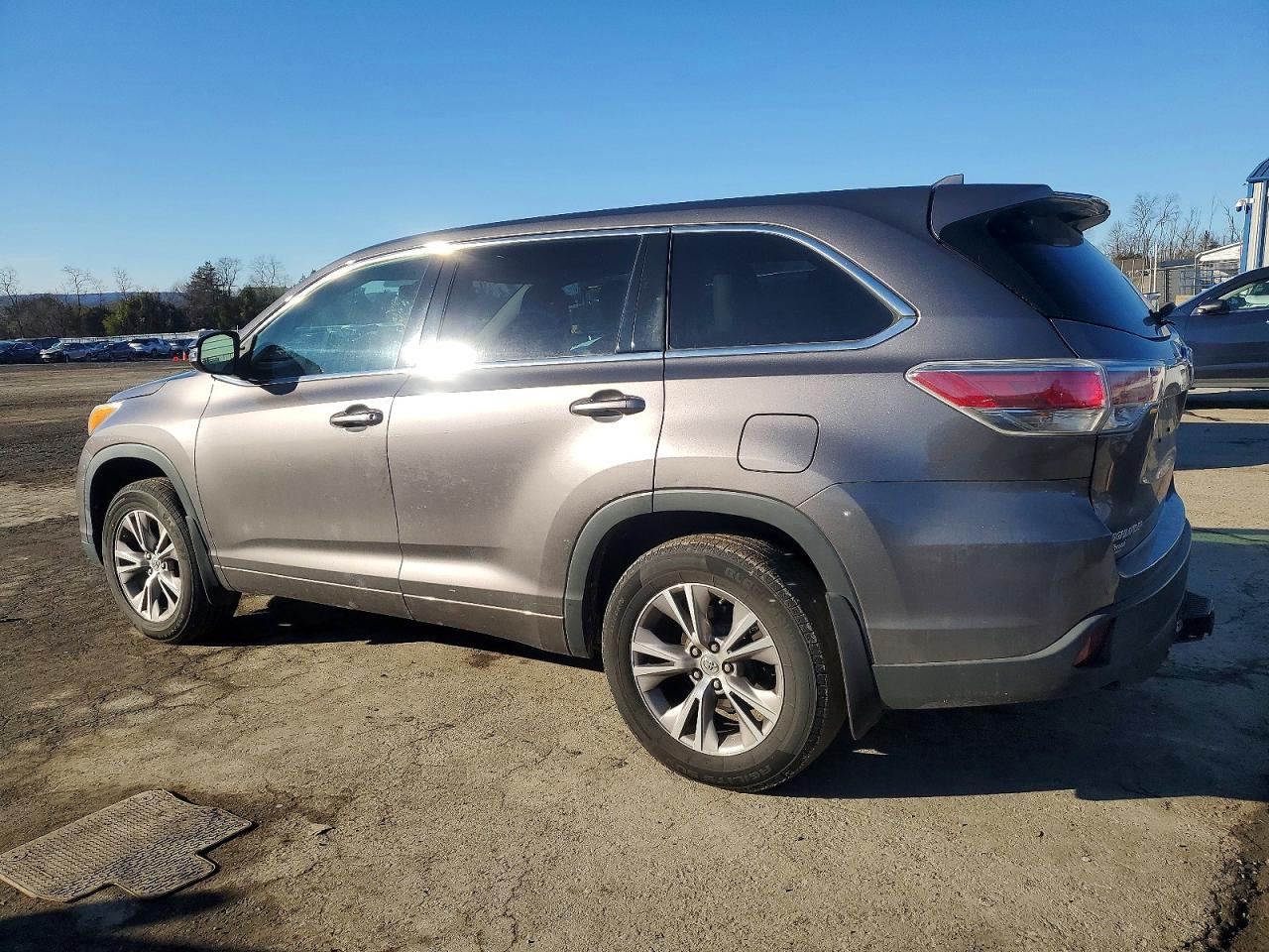 2014 TOYOTA HIGHLANDER LE photo 2