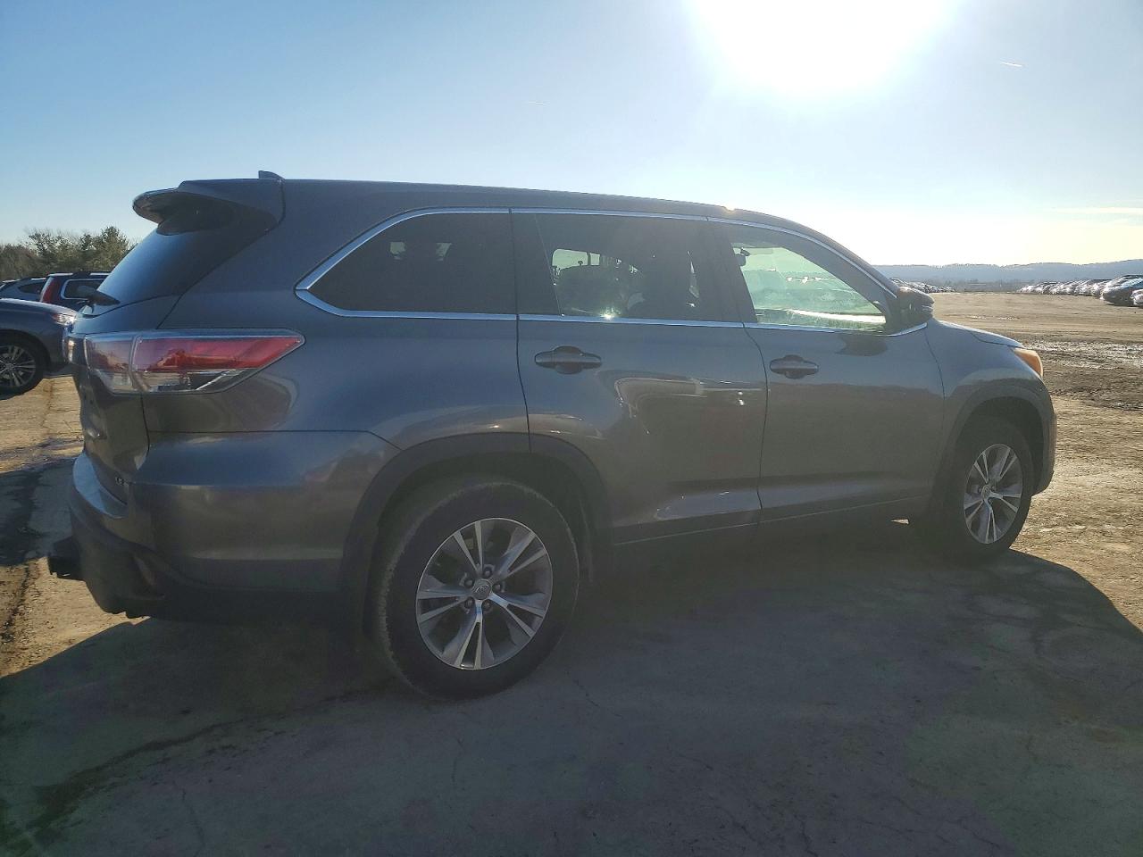2014 TOYOTA HIGHLANDER LE photo 3