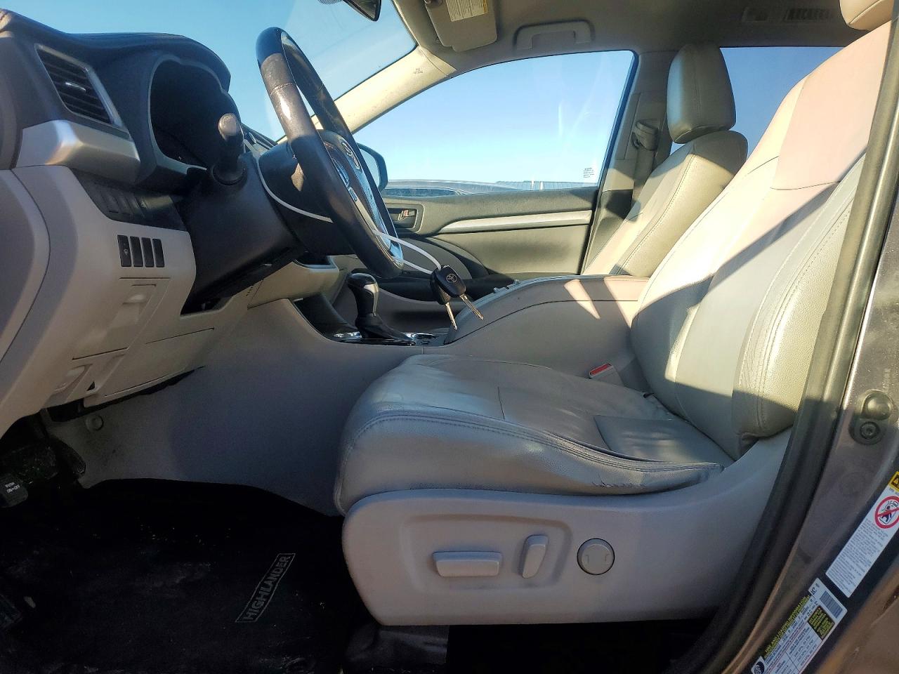 2014 TOYOTA HIGHLANDER LE photo 7