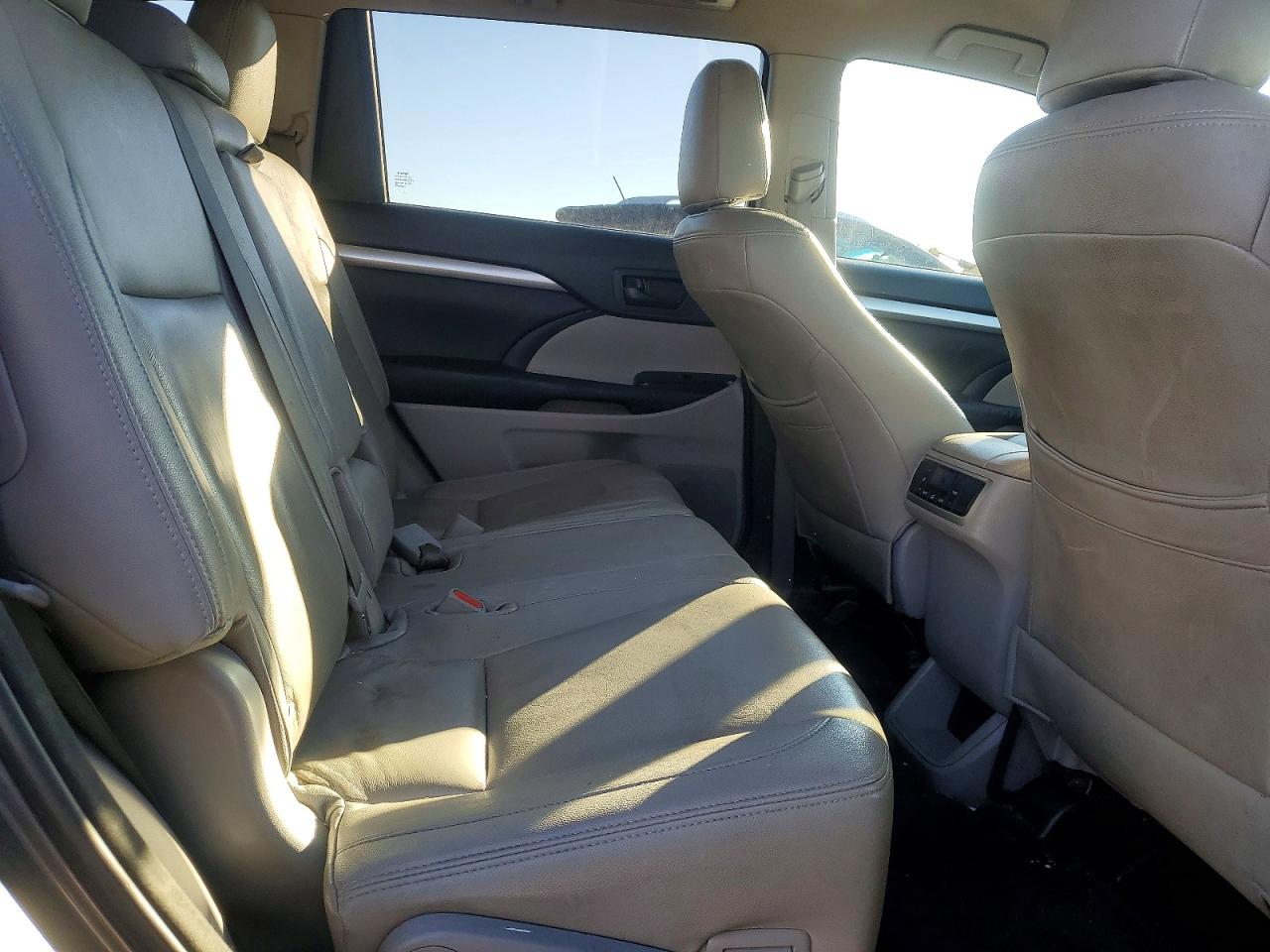 2014 TOYOTA HIGHLANDER LE photo 11