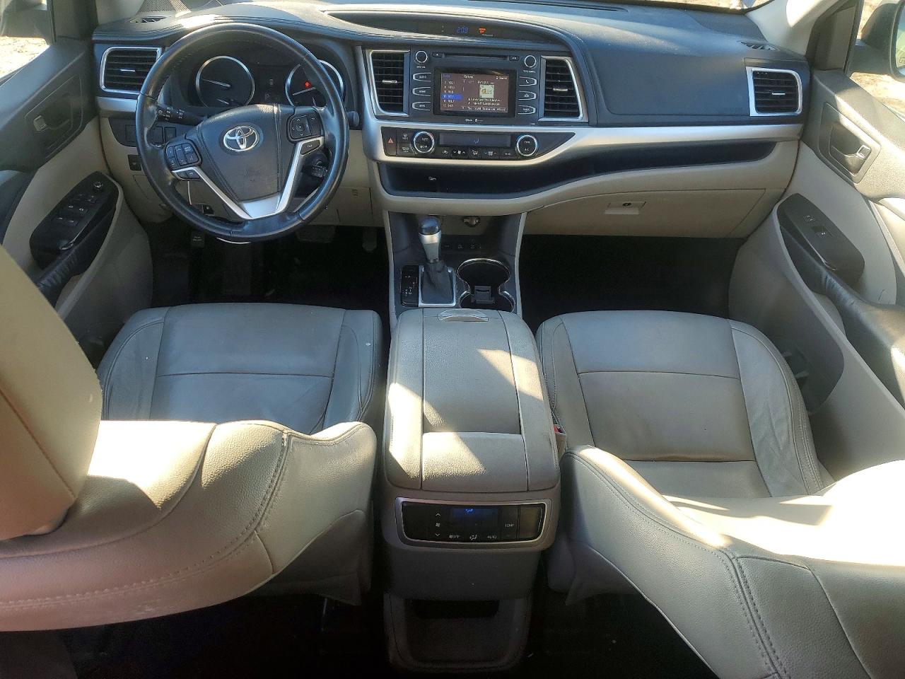 2014 TOYOTA HIGHLANDER LE photo 8