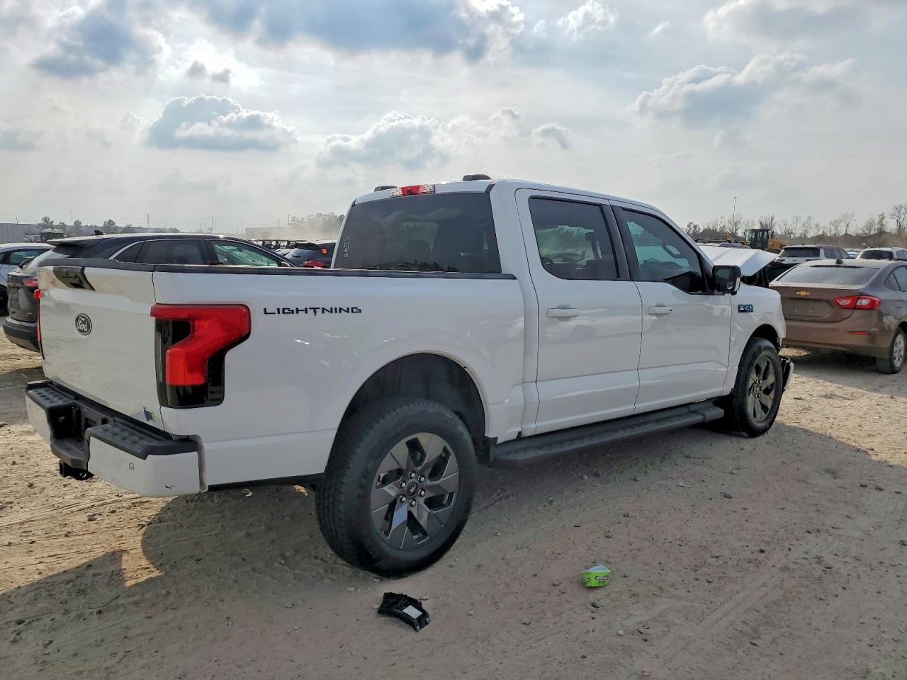 2025 FORD F150 LIGHTNING XLT photo 3