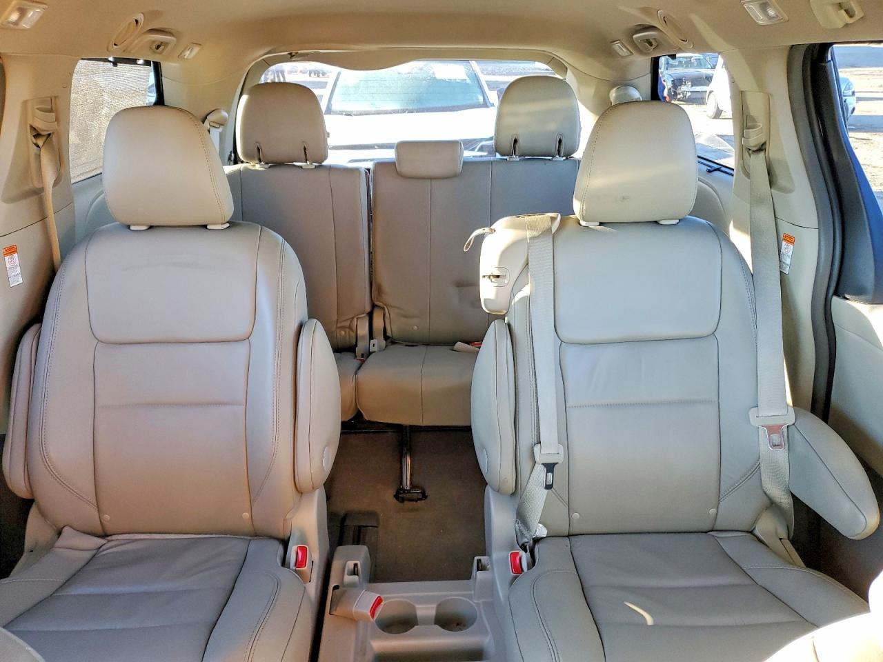 2015 TOYOTA SIENNA XLE photo 10