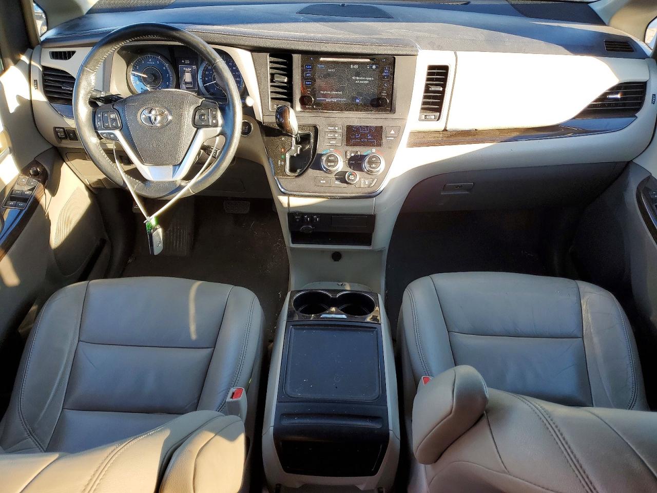 2015 TOYOTA SIENNA XLE photo 8