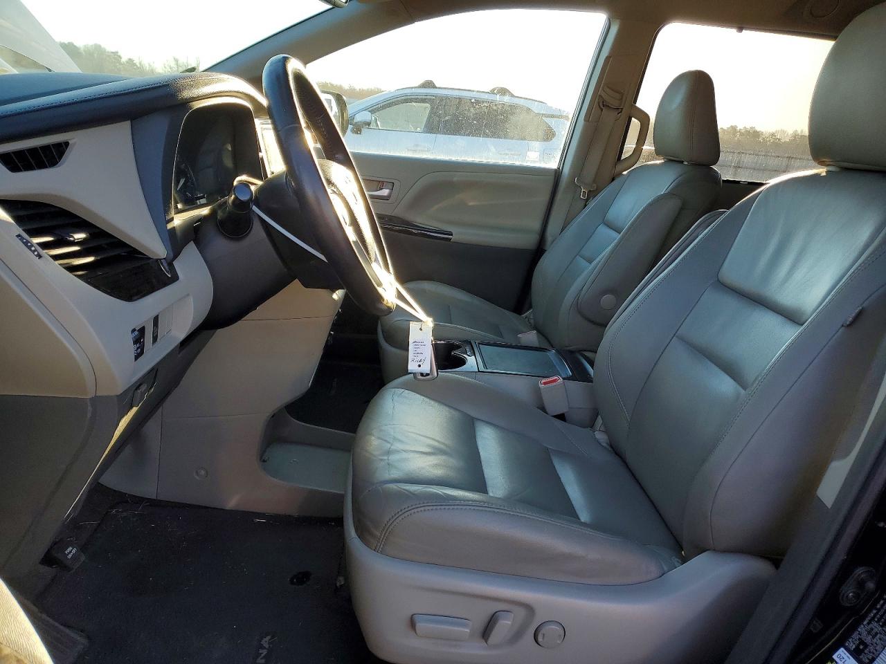 2015 TOYOTA SIENNA XLE photo 7