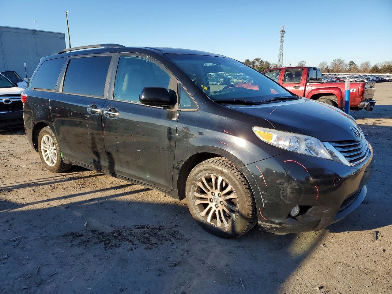 2015 TOYOTA SIENNA XLE photo 4