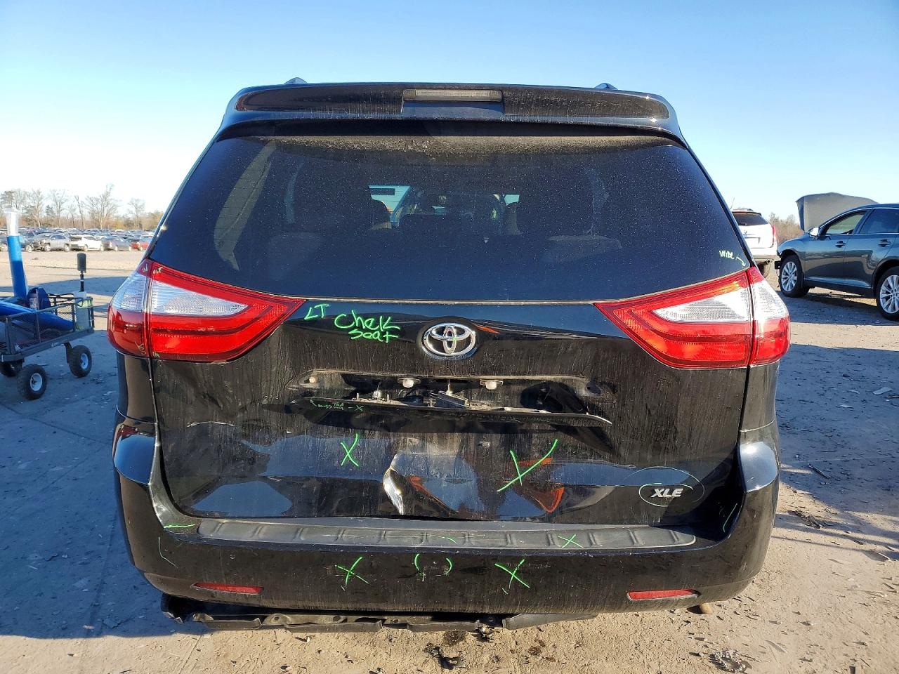 2015 TOYOTA SIENNA XLE photo 6