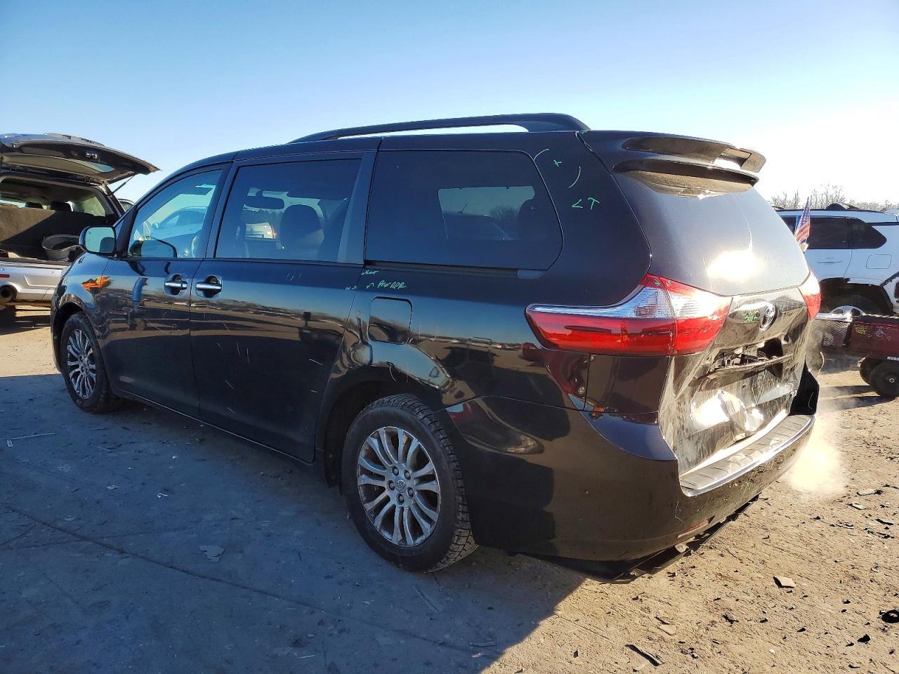 2015 TOYOTA SIENNA XLE photo 2