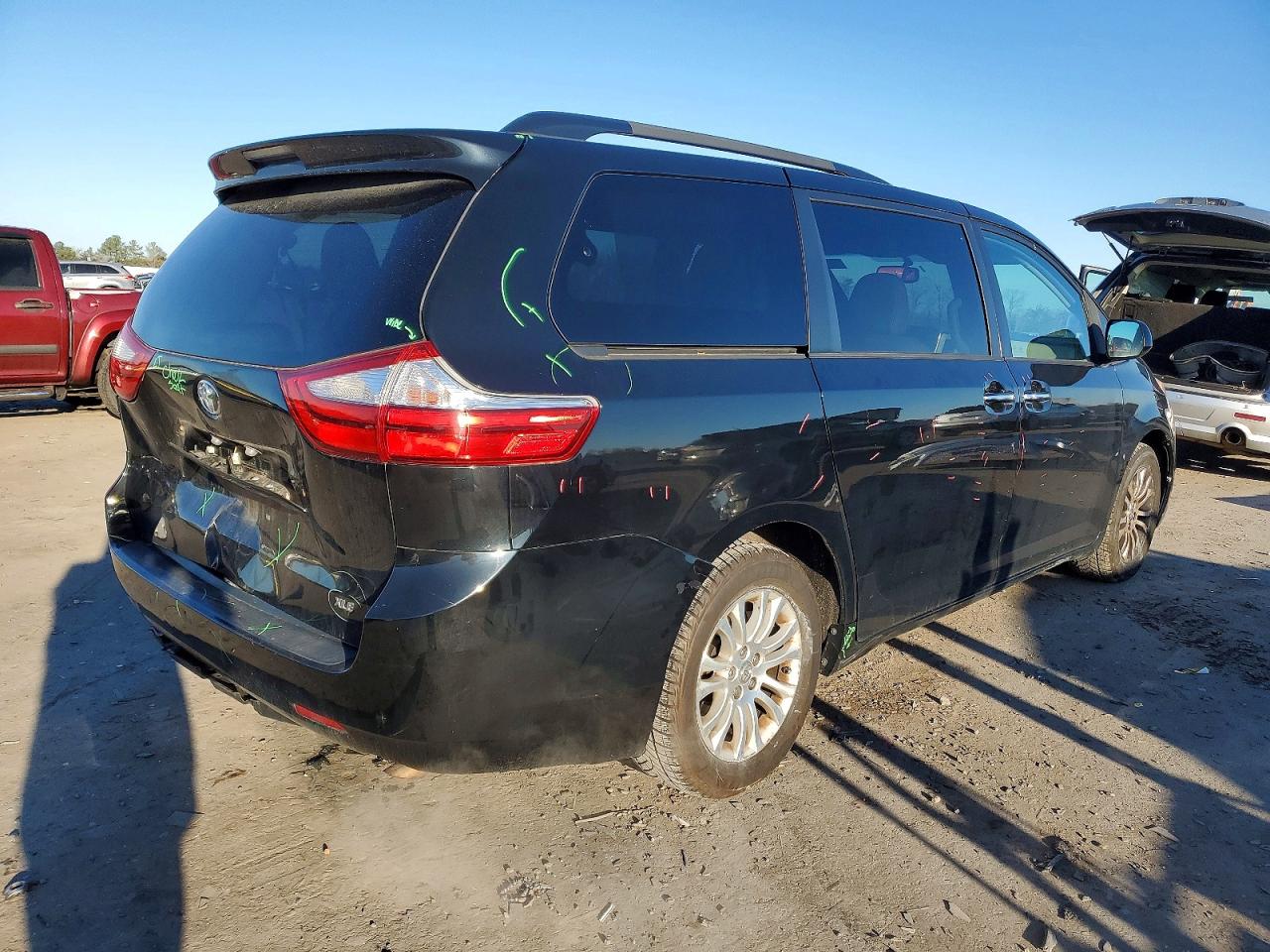 2015 TOYOTA SIENNA XLE photo 3