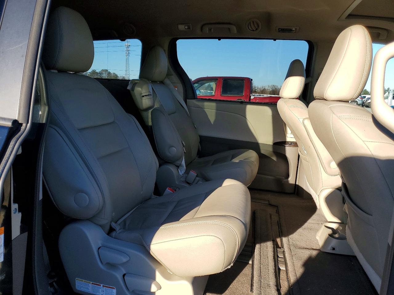 2015 TOYOTA SIENNA XLE photo 11