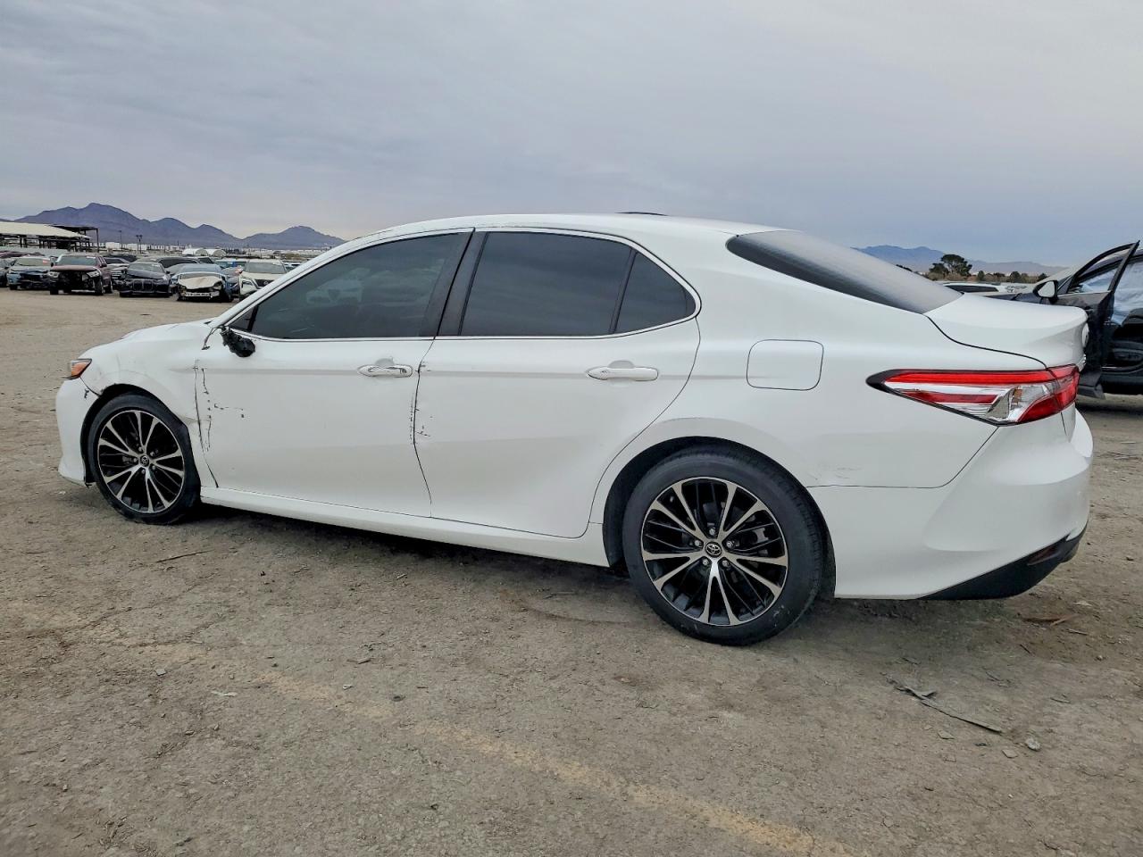 2018 TOYOTA CAMRY L photo 4