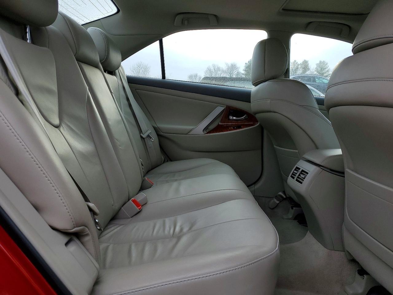 2010 TOYOTA CAMRY SE photo 10