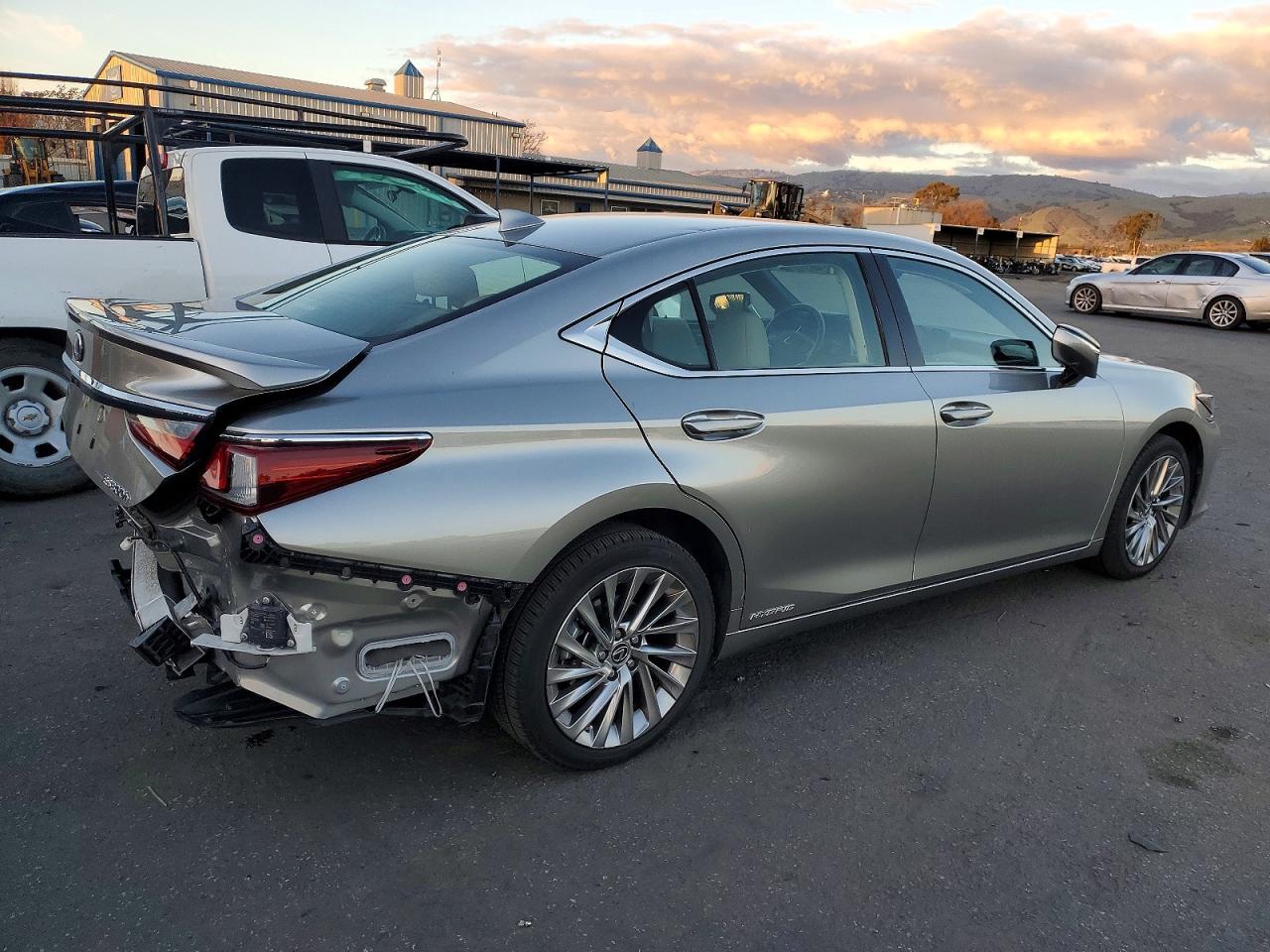 2019 LEXUS ES 300H photo 3