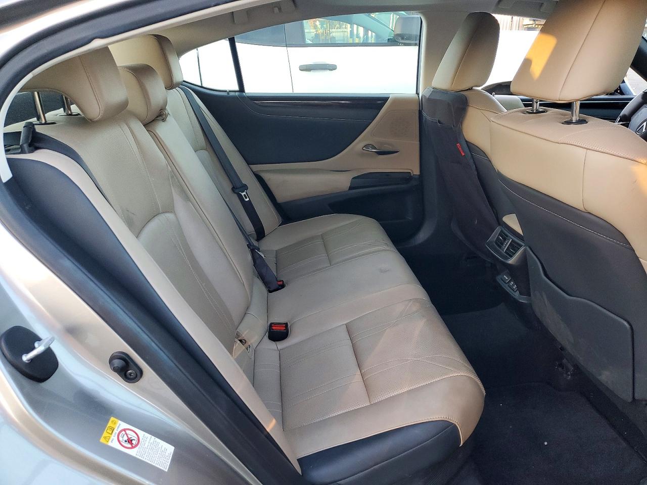 2019 LEXUS ES 300H photo 10