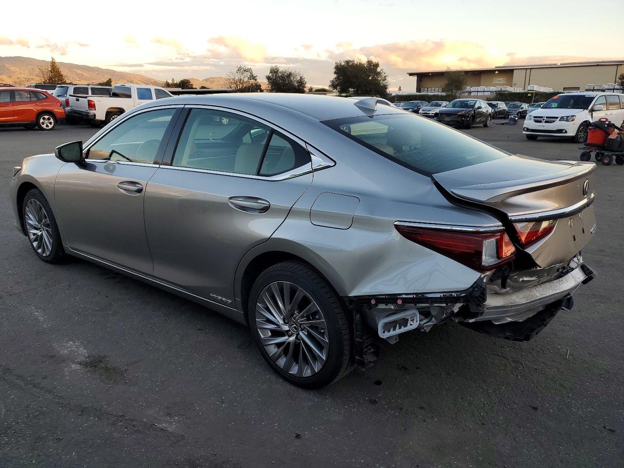 2019 LEXUS ES 300H photo 2
