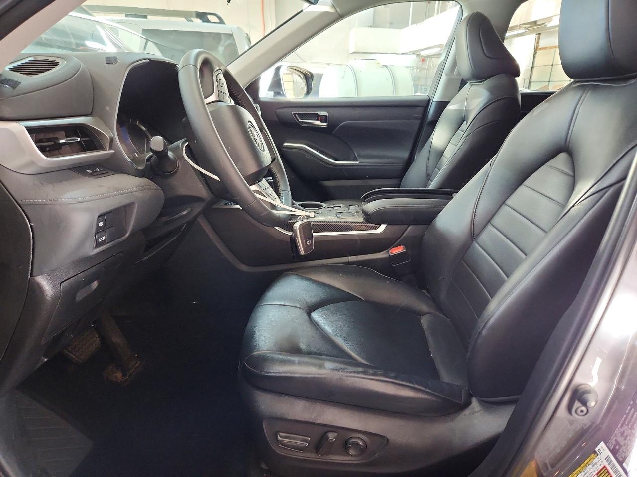 2022 TOYOTA HIGHLANDER XLE photo 7