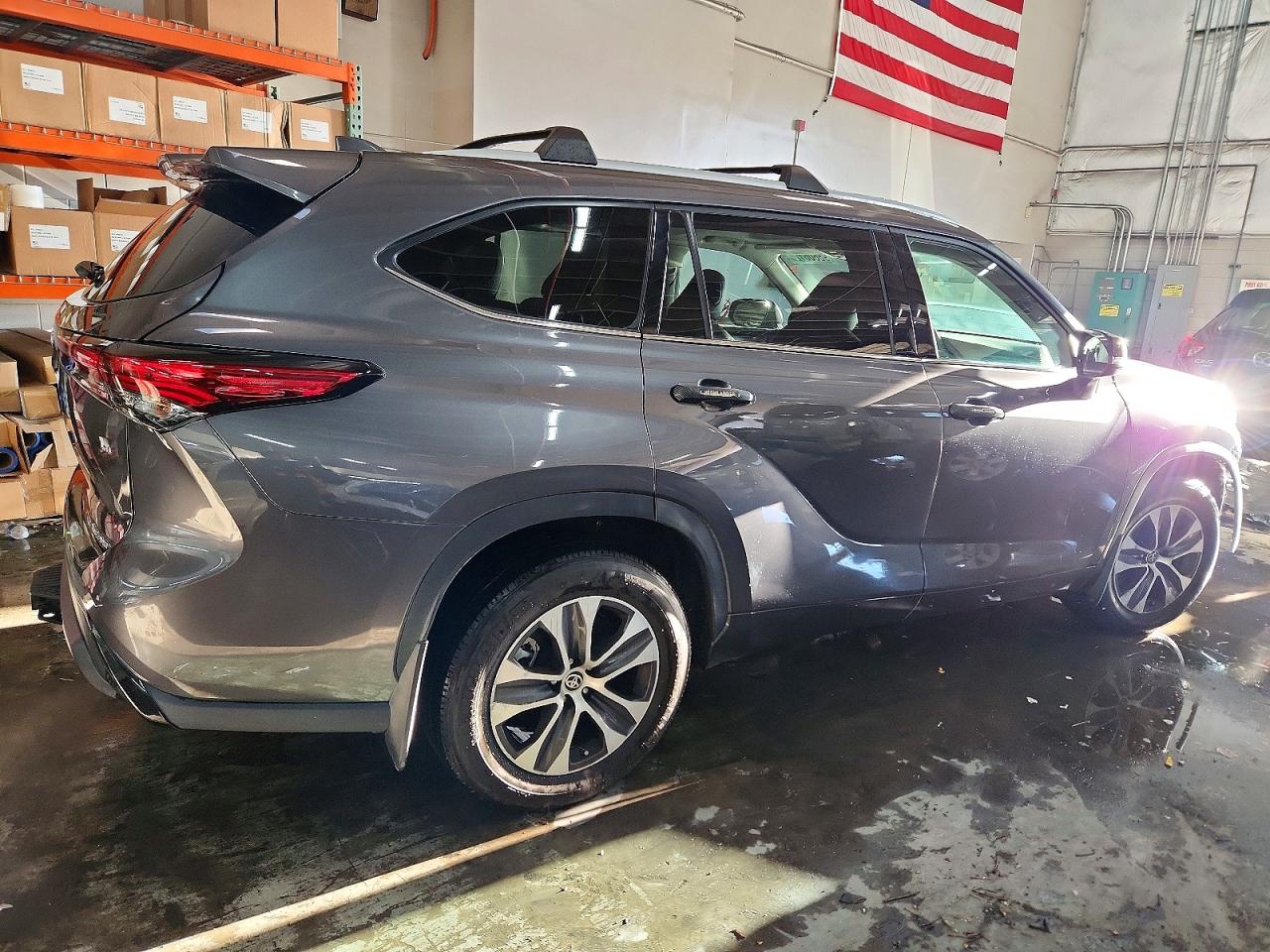 2022 TOYOTA HIGHLANDER XLE photo 3