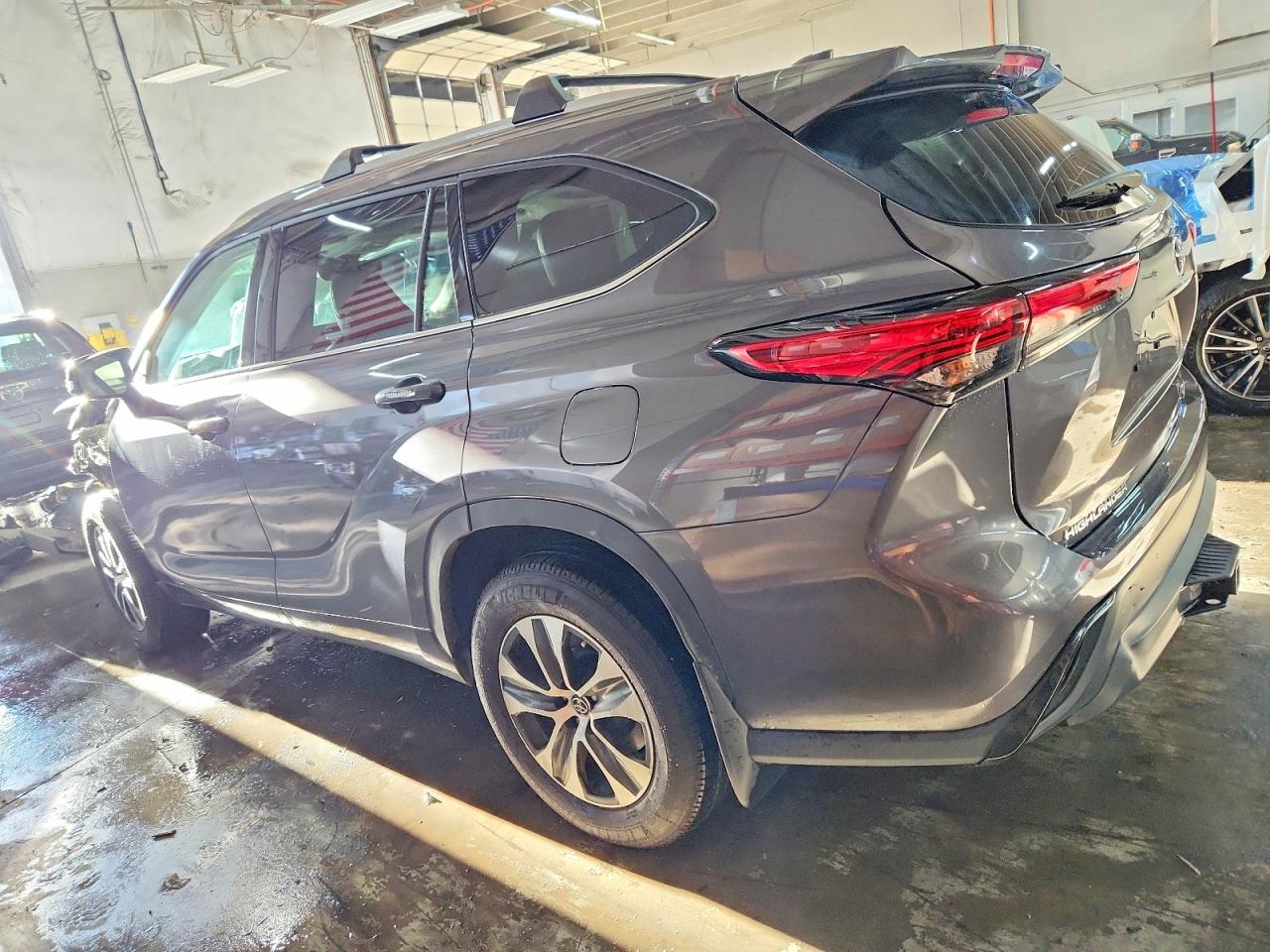 2022 TOYOTA HIGHLANDER XLE photo 2