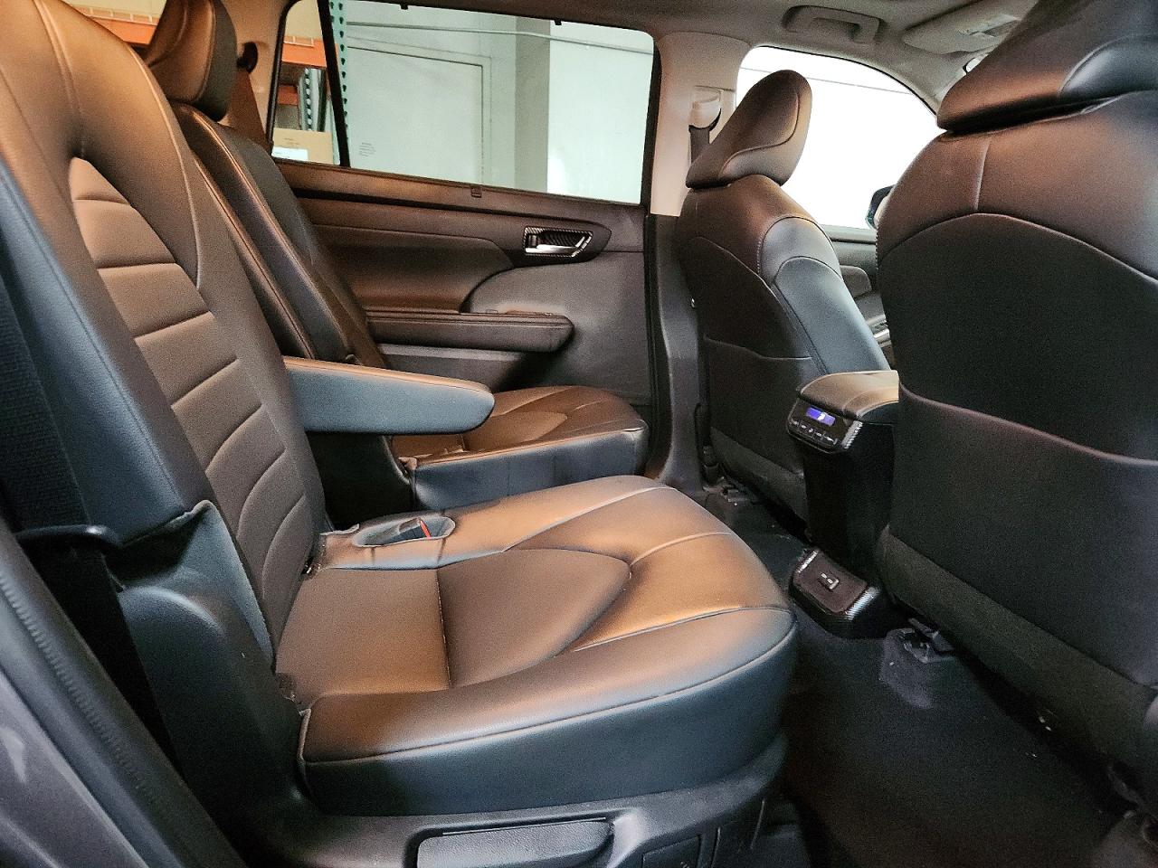 2022 TOYOTA HIGHLANDER XLE photo 11