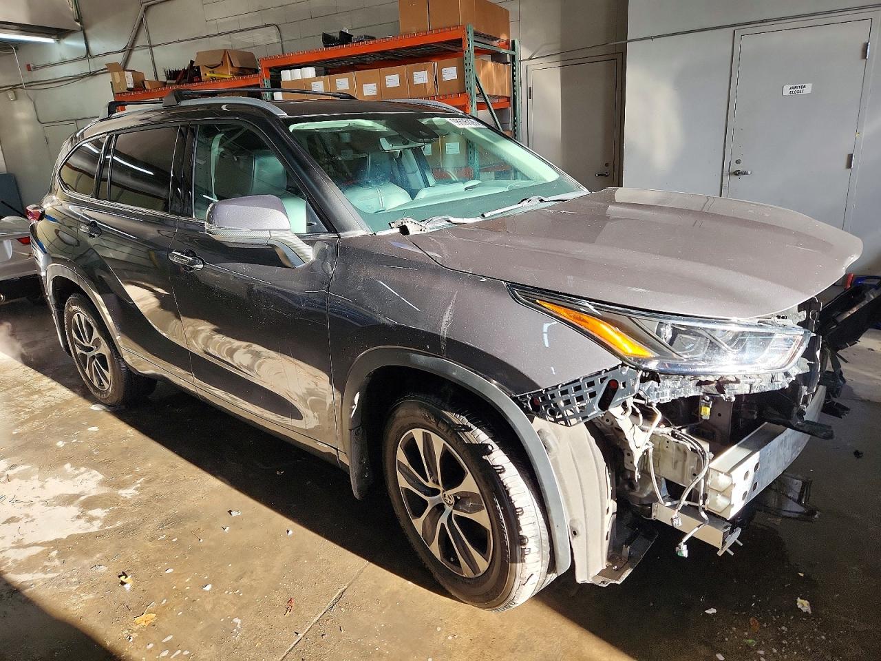 2022 TOYOTA HIGHLANDER XLE photo 4