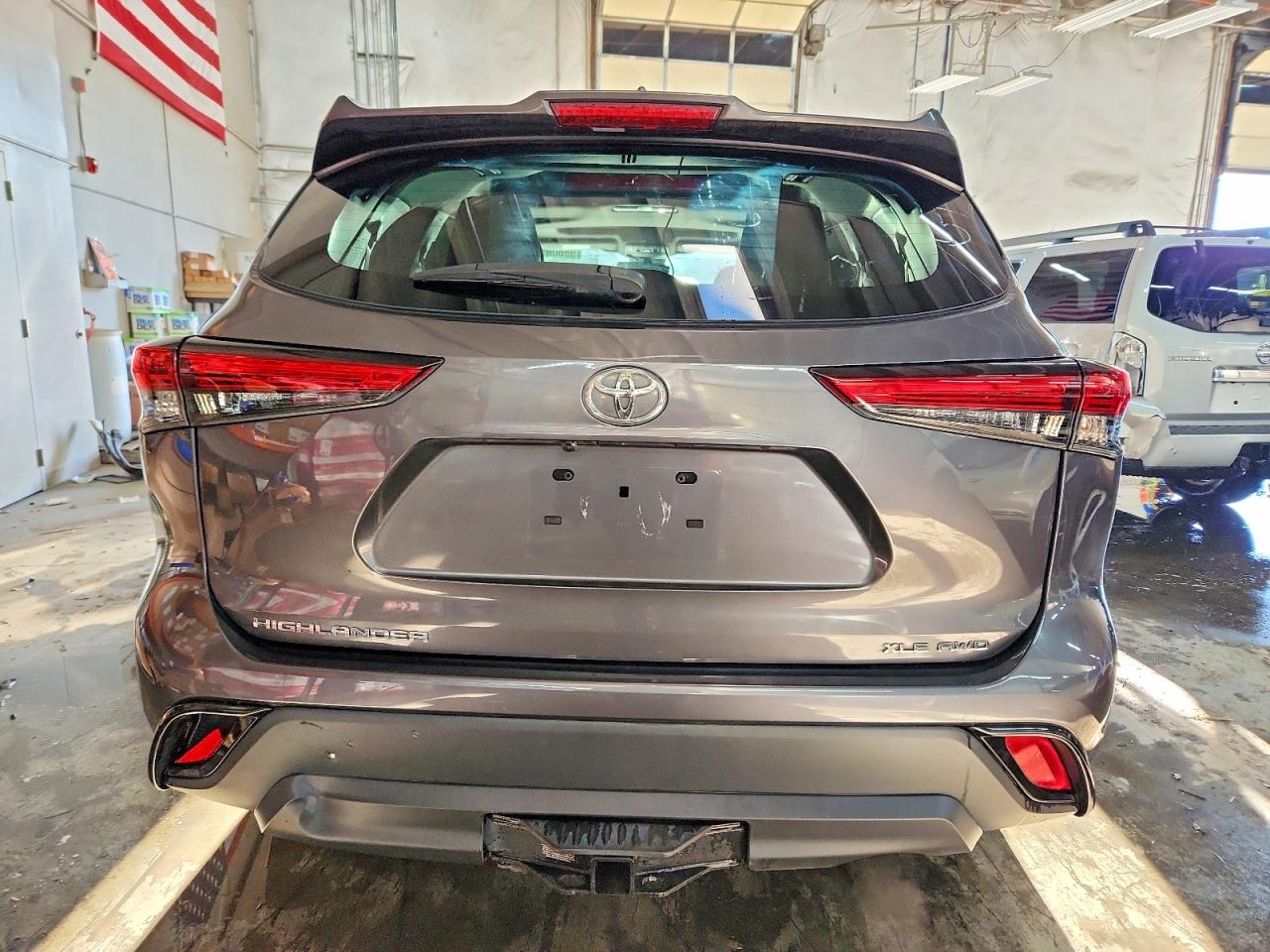 2022 TOYOTA HIGHLANDER XLE photo 6
