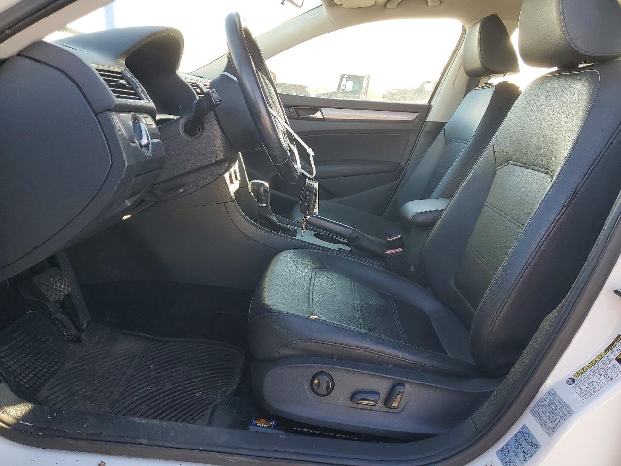 2015 VOLKSWAGEN PASSAT S photo 7