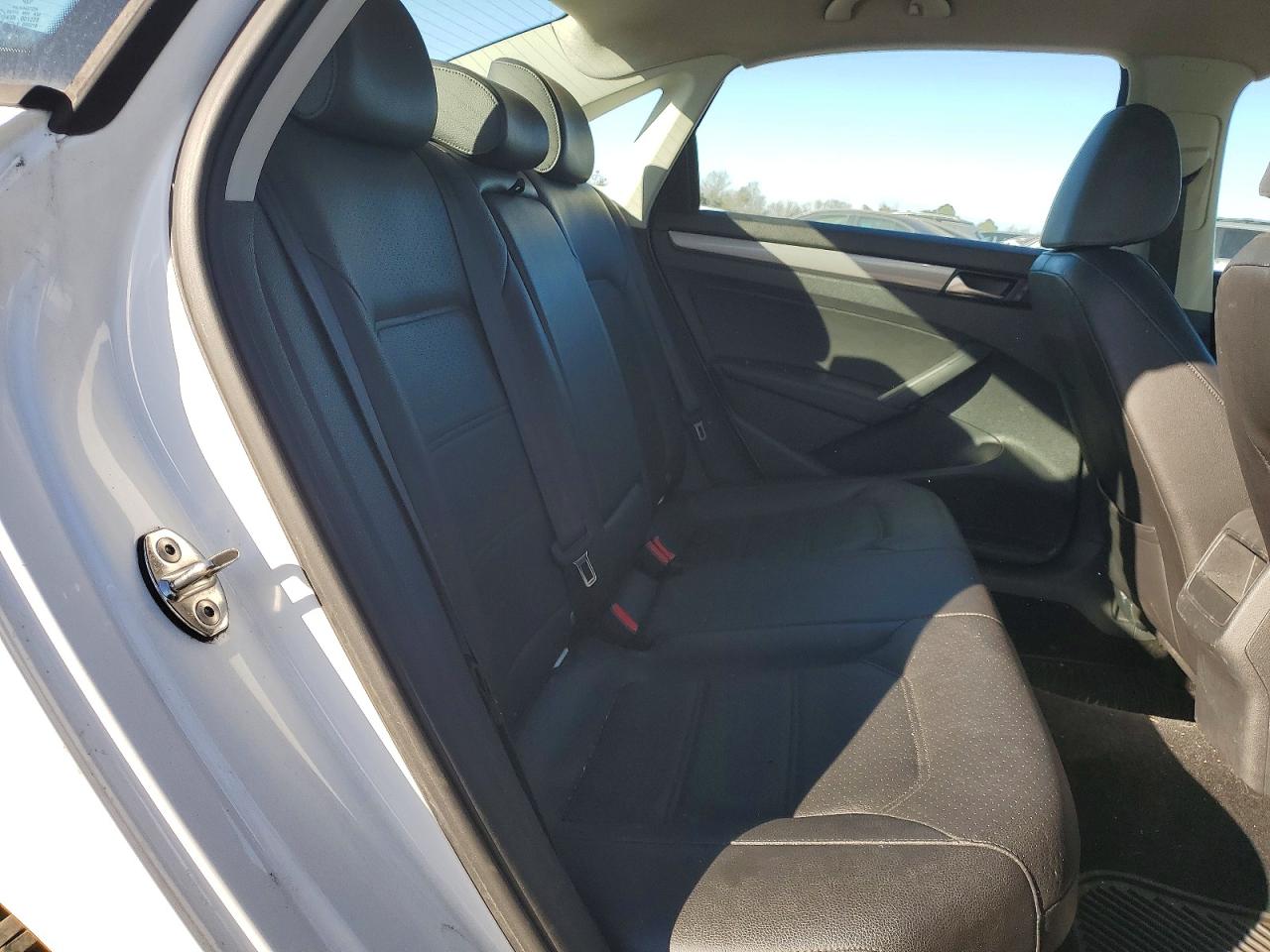 2015 VOLKSWAGEN PASSAT S photo 10