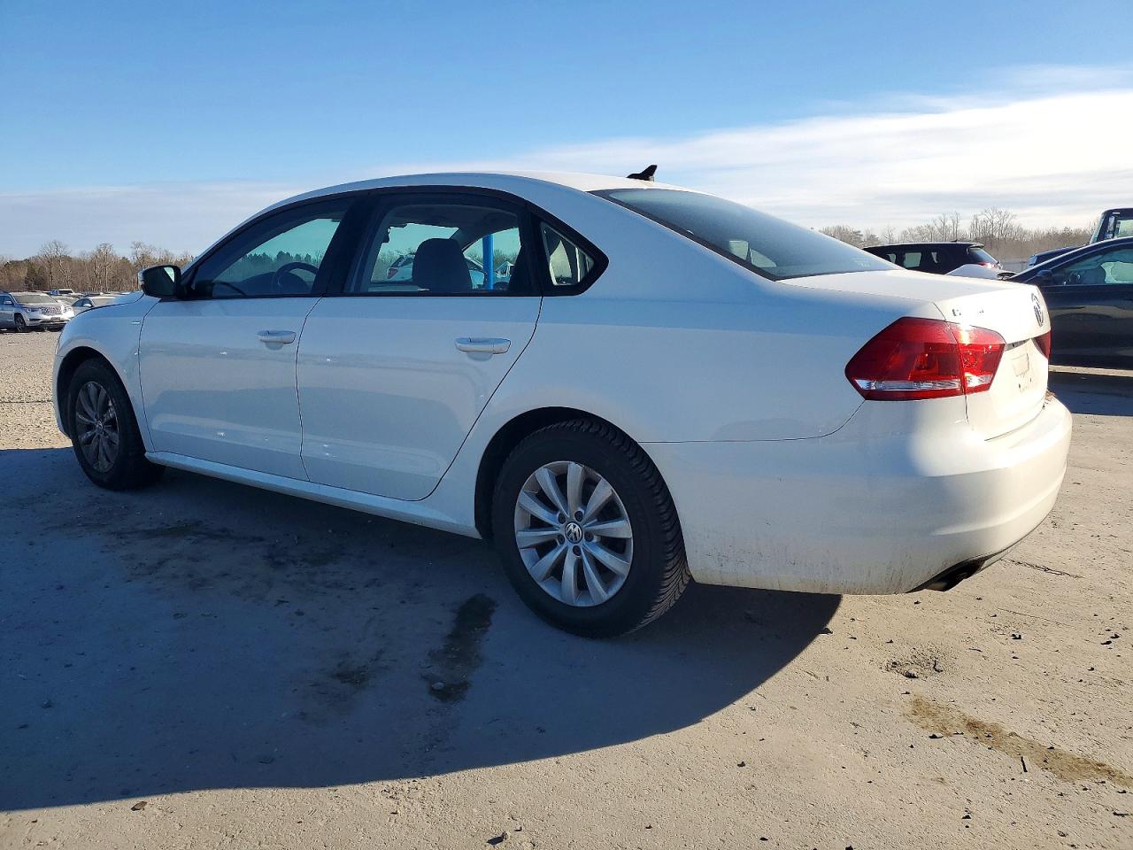 2015 VOLKSWAGEN PASSAT S photo 2