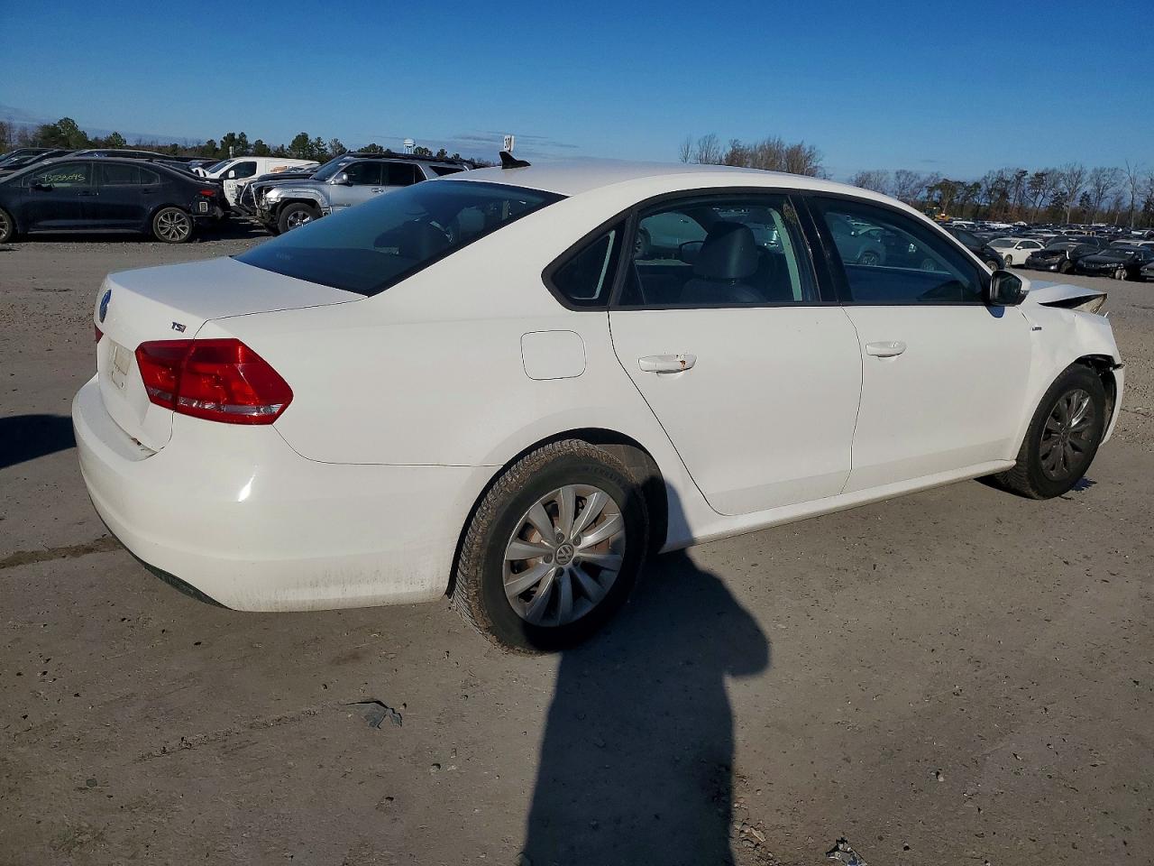 2015 VOLKSWAGEN PASSAT S photo 3