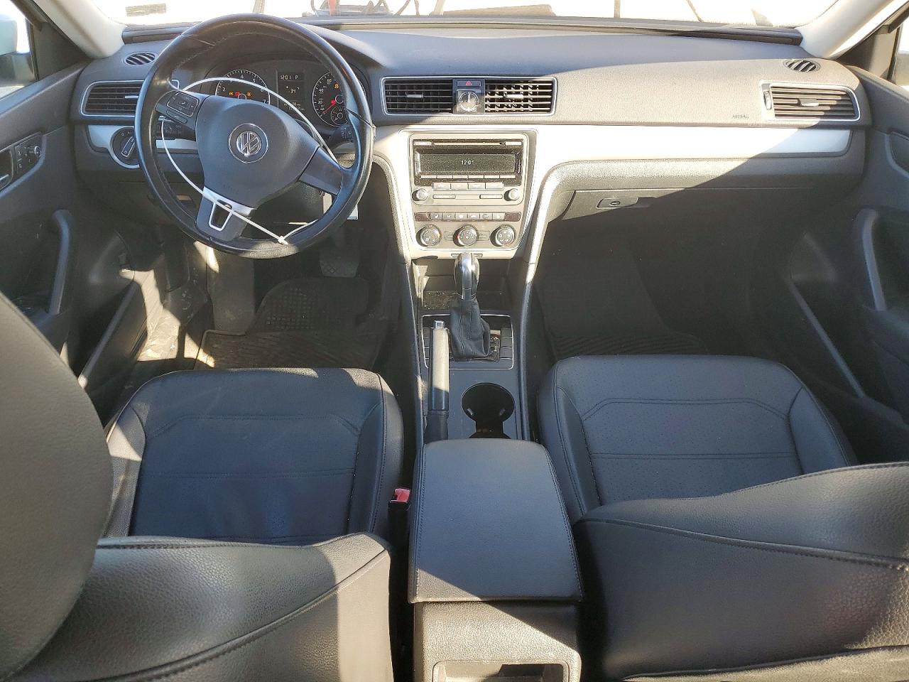 2015 VOLKSWAGEN PASSAT S photo 8
