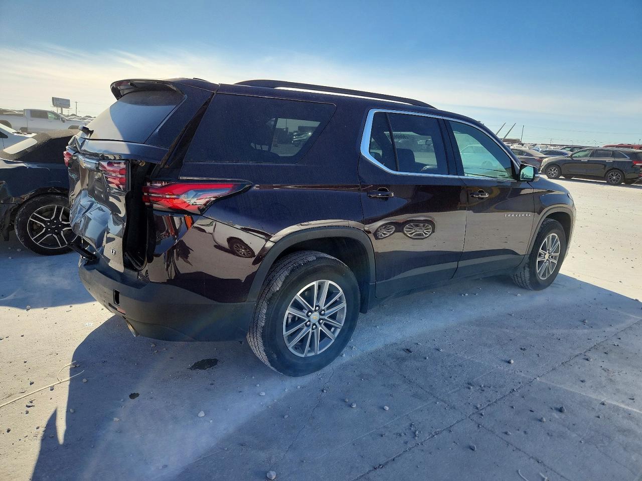 2023 CHEVROLET TRAVERSE LT photo 3