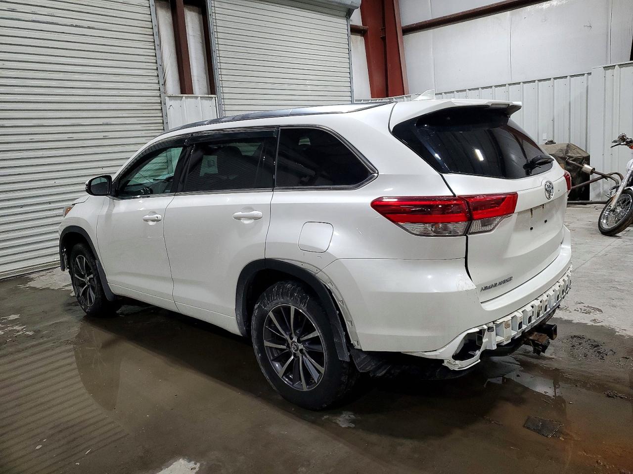 2018 TOYOTA HIGHLANDER SE photo 2