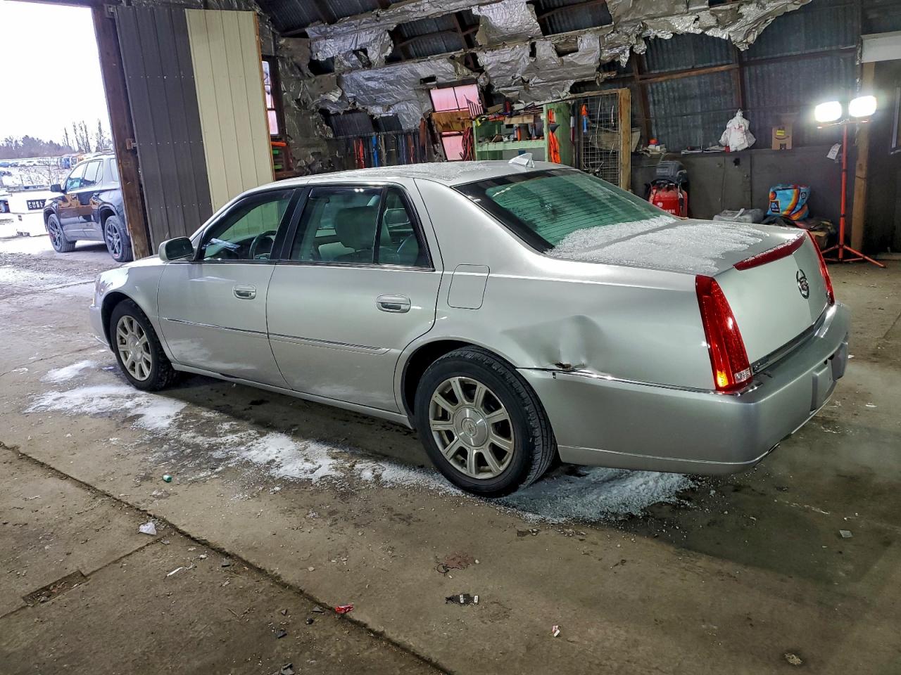 2011 CADILLAC DTS photo 2