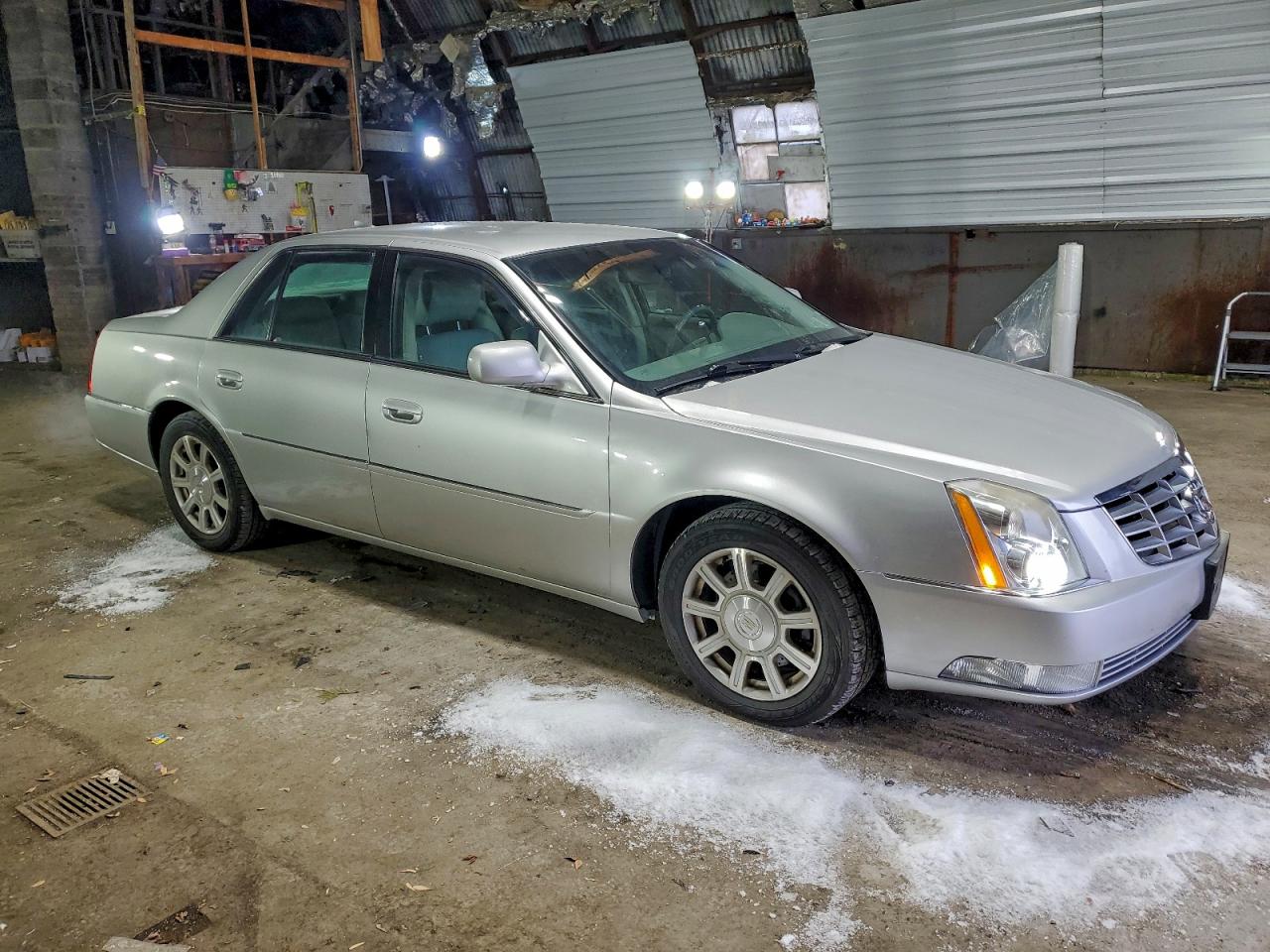2011 CADILLAC DTS photo 4