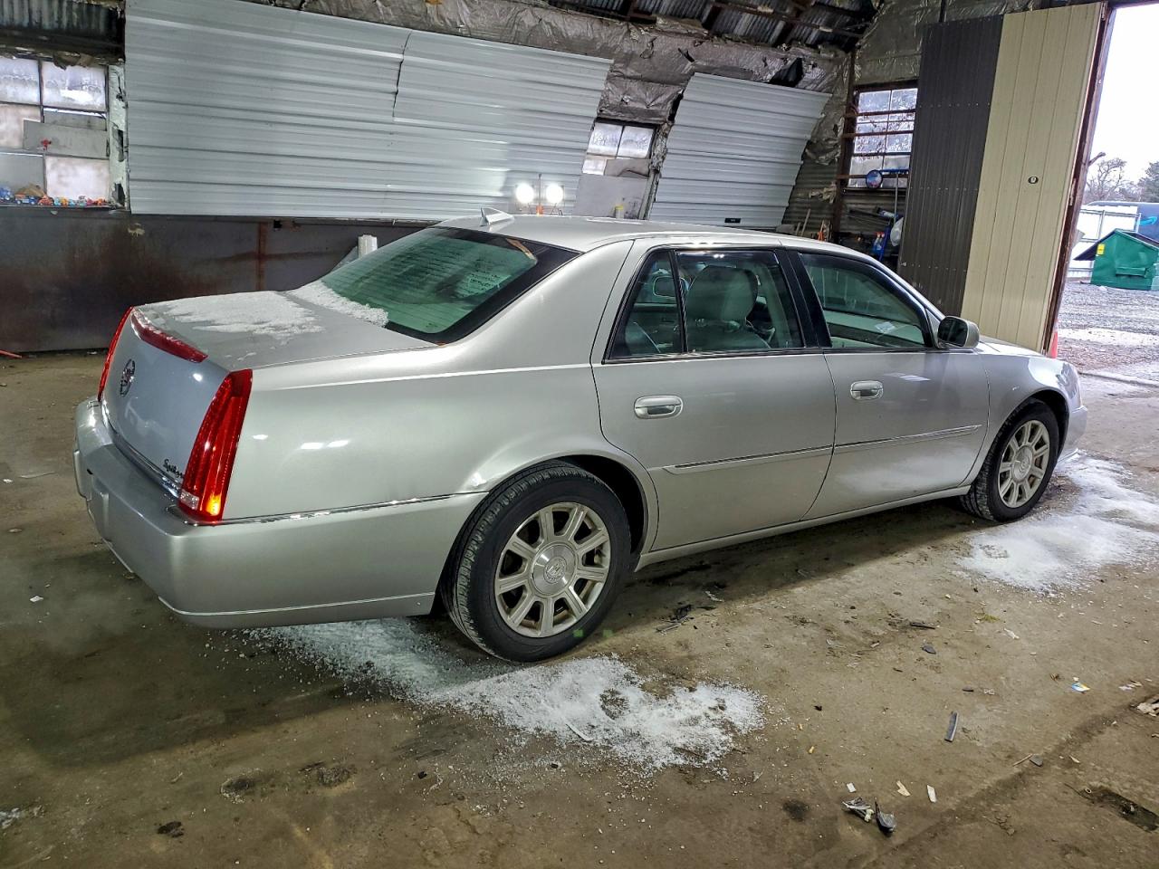 2011 CADILLAC DTS photo 3