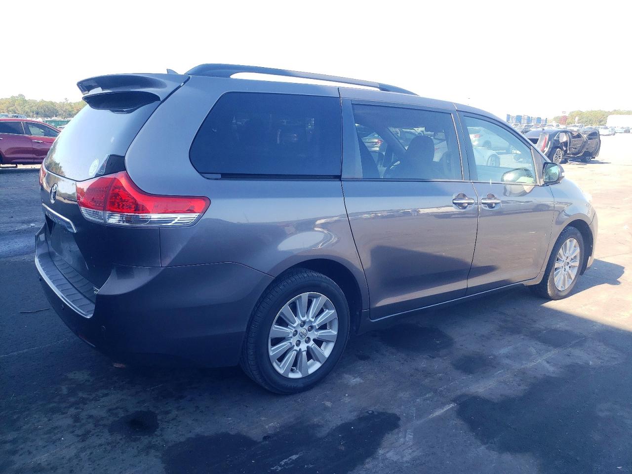 2014 TOYOTA SIENNA XLE photo 3