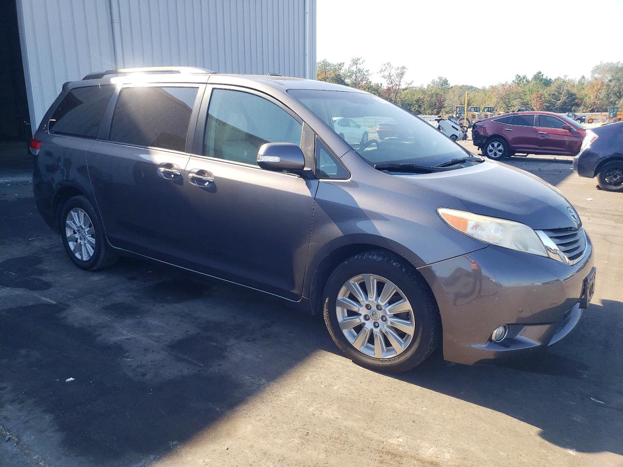 2014 TOYOTA SIENNA XLE photo 4
