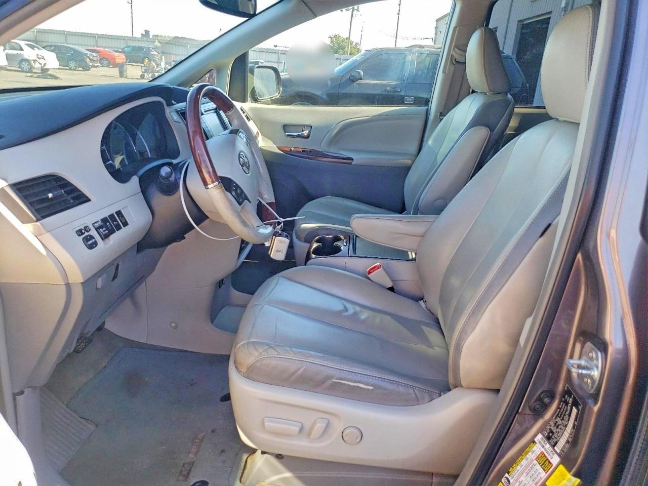 2014 TOYOTA SIENNA XLE photo 7
