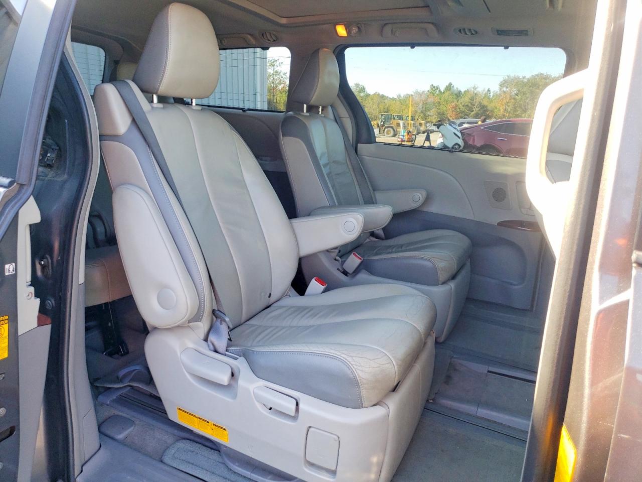 2014 TOYOTA SIENNA XLE photo 11