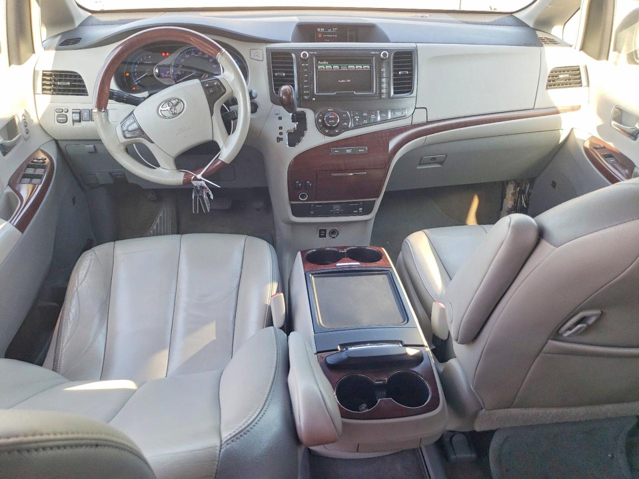 2014 TOYOTA SIENNA XLE photo 8