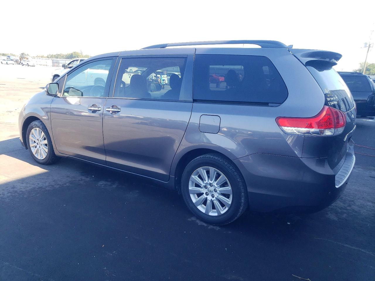 2014 TOYOTA SIENNA XLE photo 2