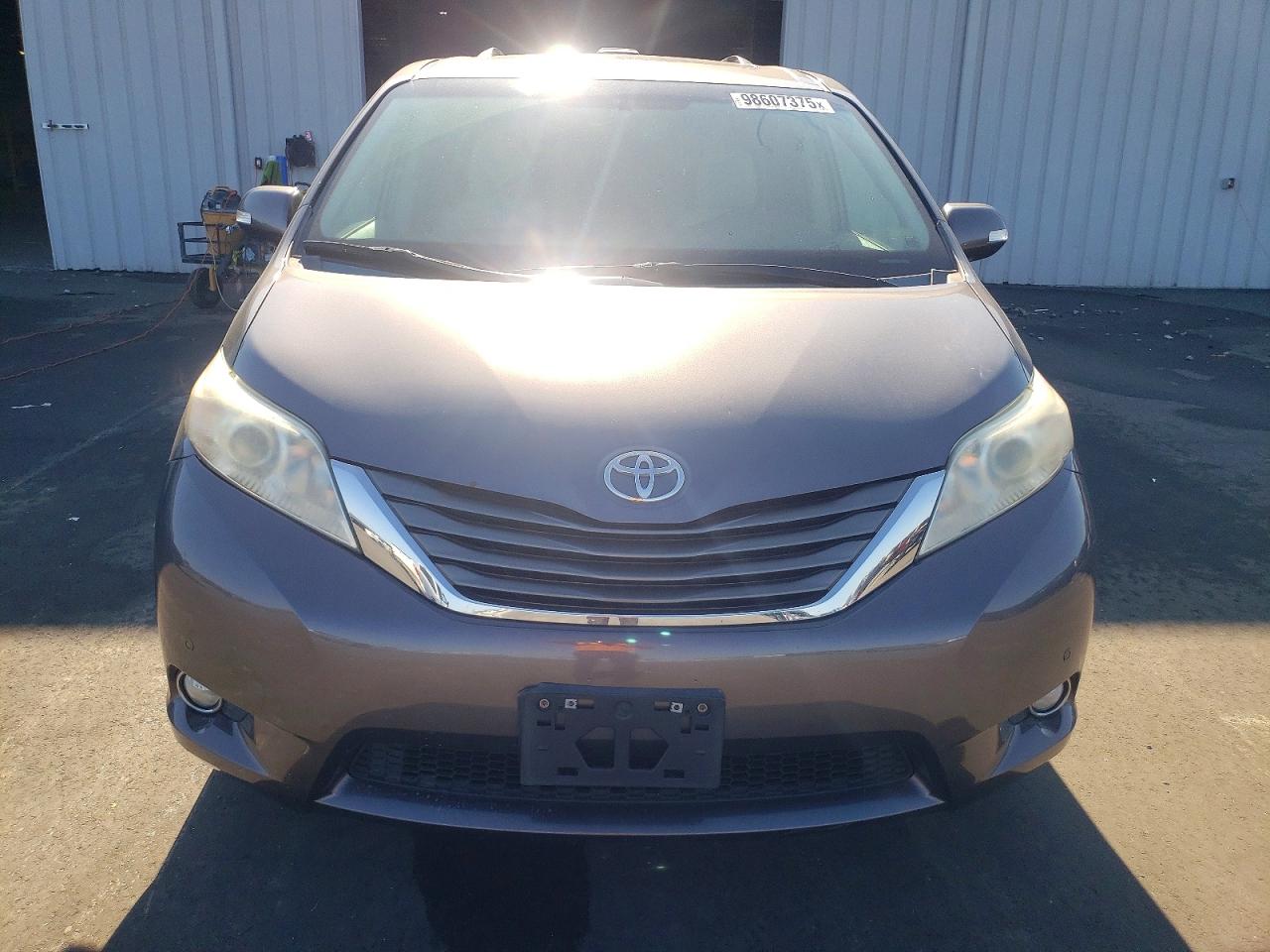 2014 TOYOTA SIENNA XLE photo 5