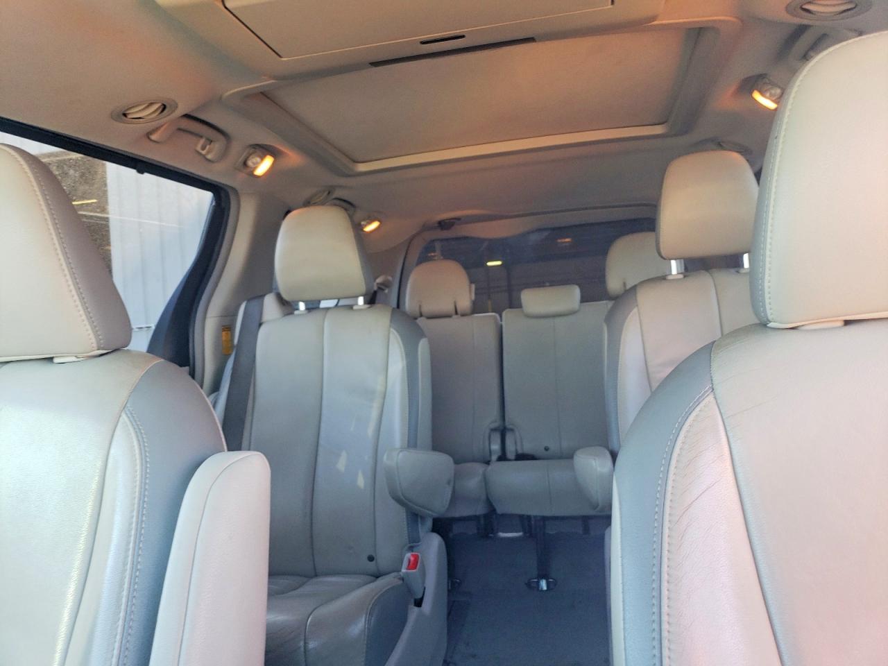 2014 TOYOTA SIENNA XLE photo 10