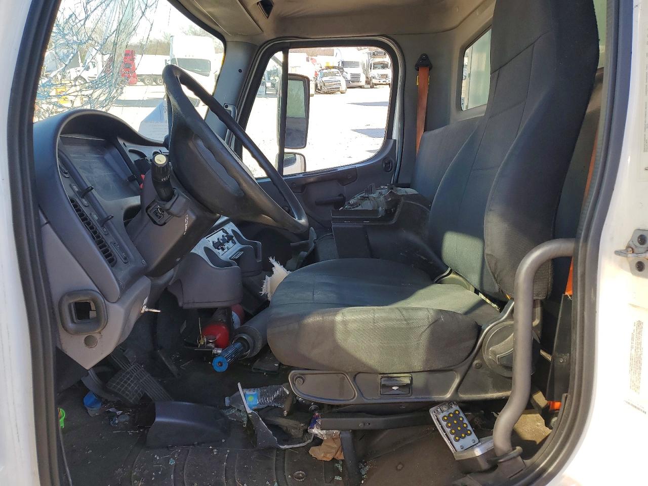 2020 FREIGHTLINER M2 106 MED - Box Truck photo 7