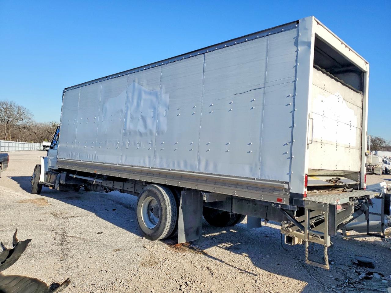 2020 FREIGHTLINER M2 106 MED - Box Truck photo 2