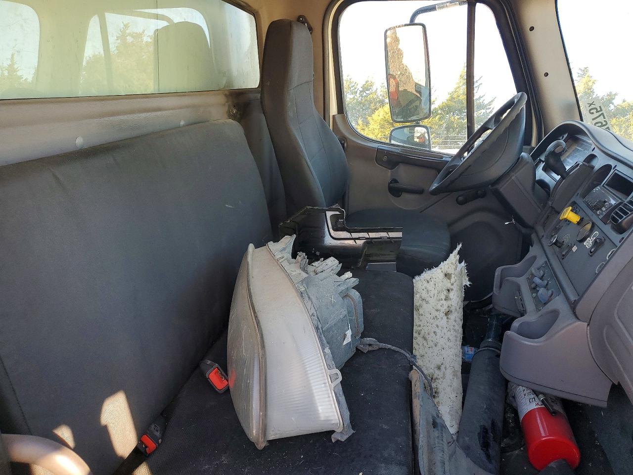 2020 FREIGHTLINER M2 106 MED - Box Truck photo 11