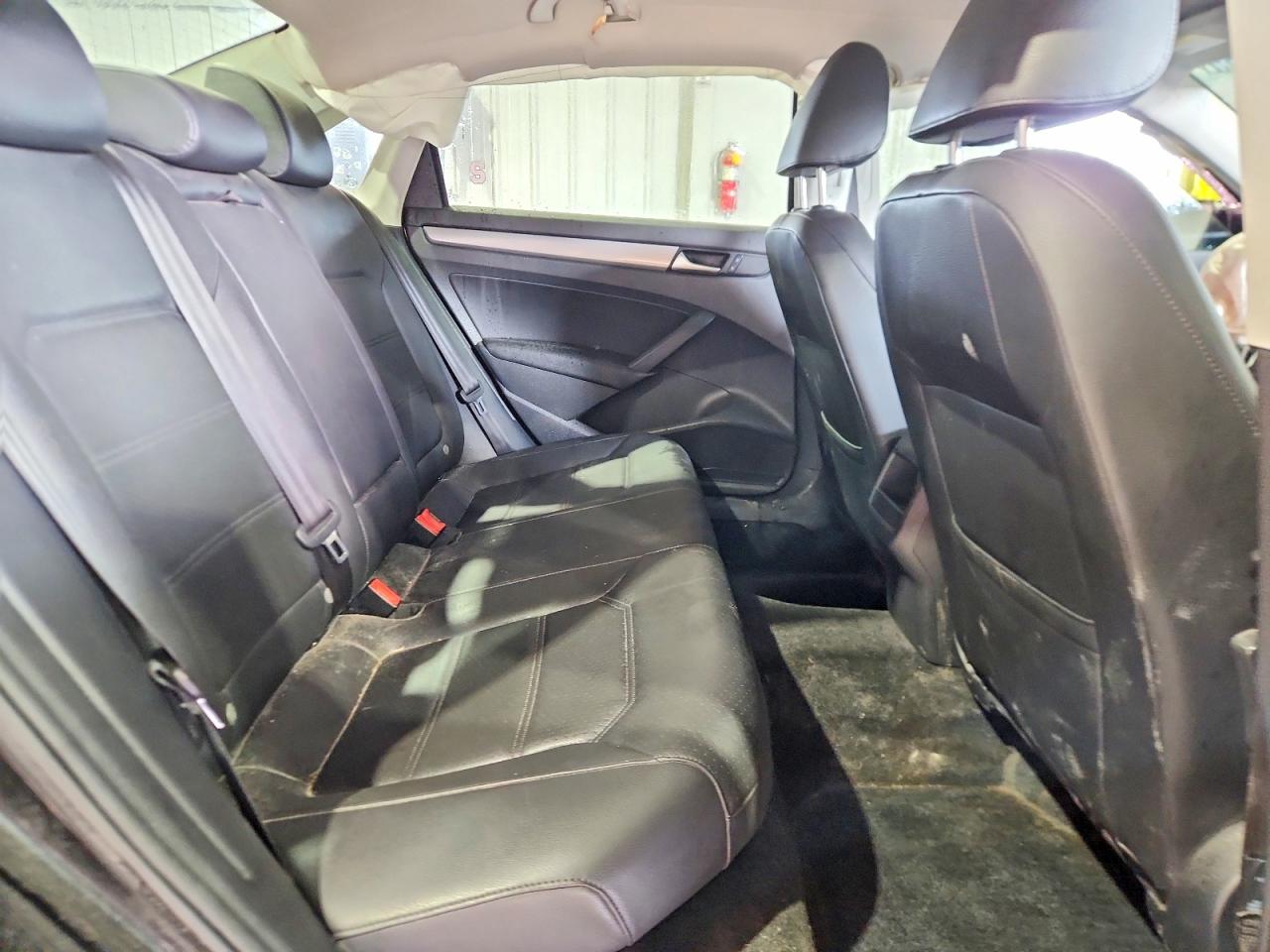 2015 VOLKSWAGEN PASSAT S photo 10