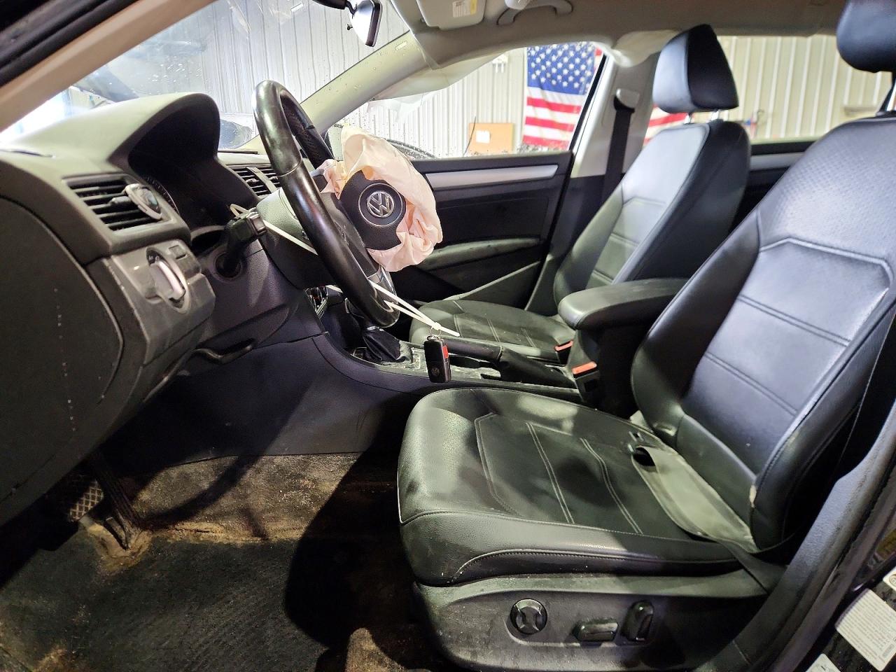 2015 VOLKSWAGEN PASSAT S photo 7