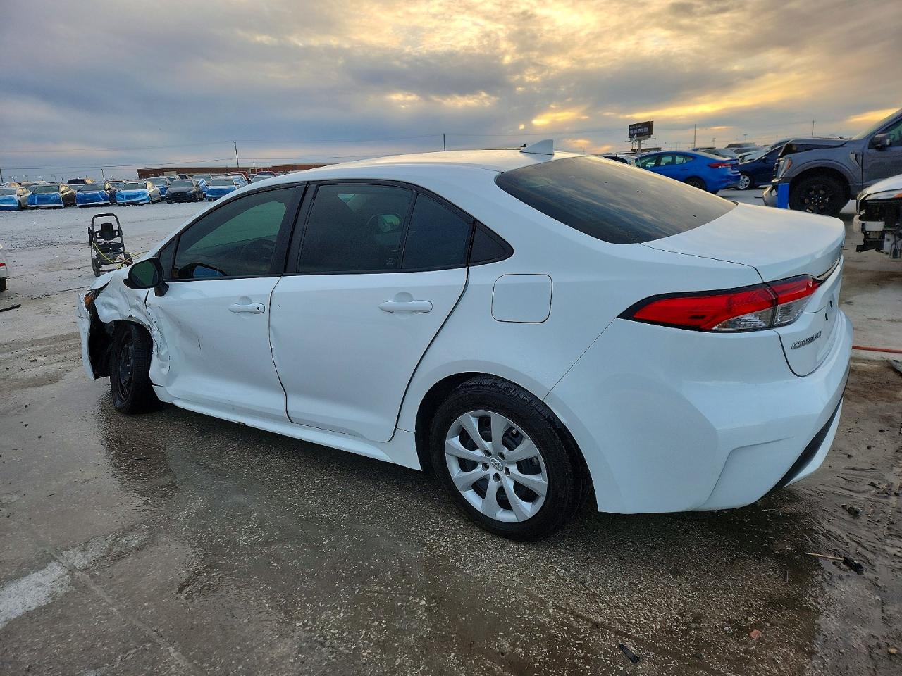 2021 TOYOTA COROLLA LE photo 2